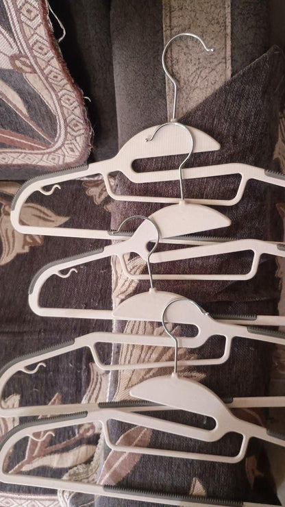 Plastic Flexible Clothes Hanger (Pack of 4)